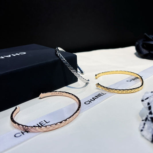 Bracelet ouvert matelassé motif losanges