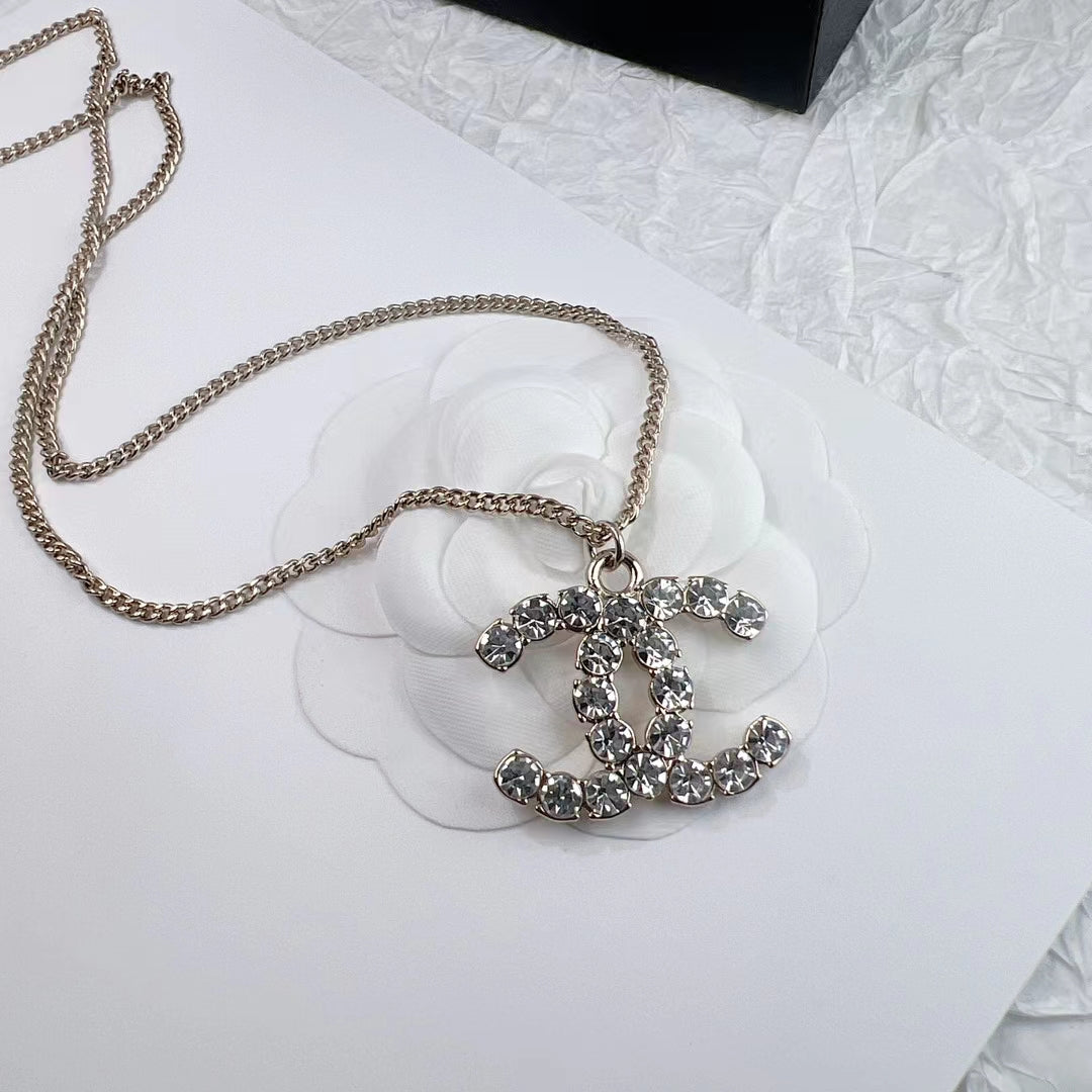 Pendientes y collar con logo de cristal de moda