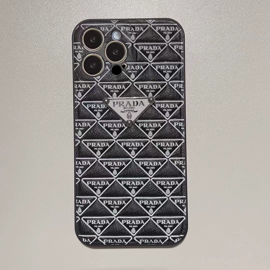 Funda de piel con patrón de triángulos