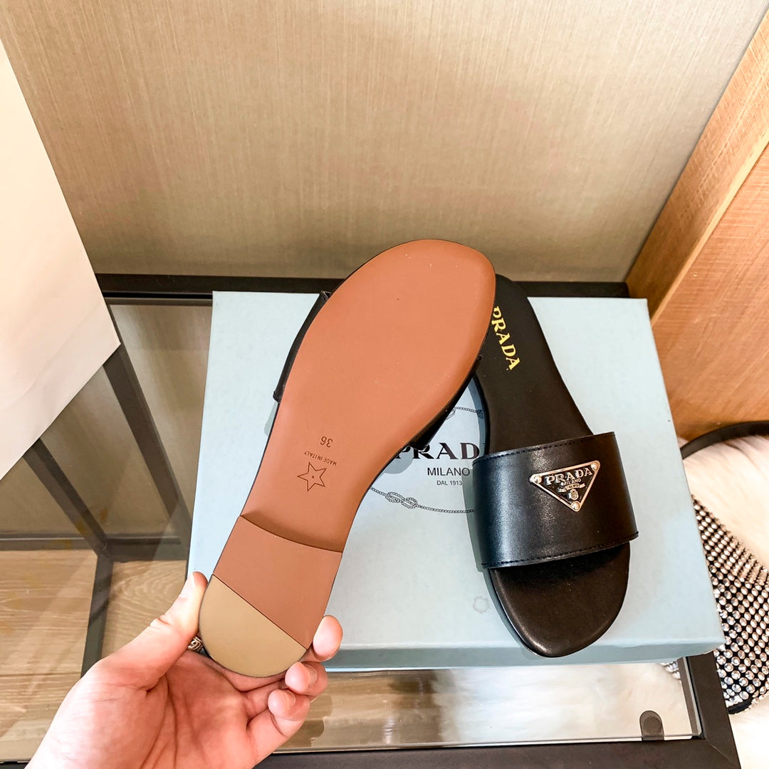 Pantuflas Planas con Logo de Triángulo