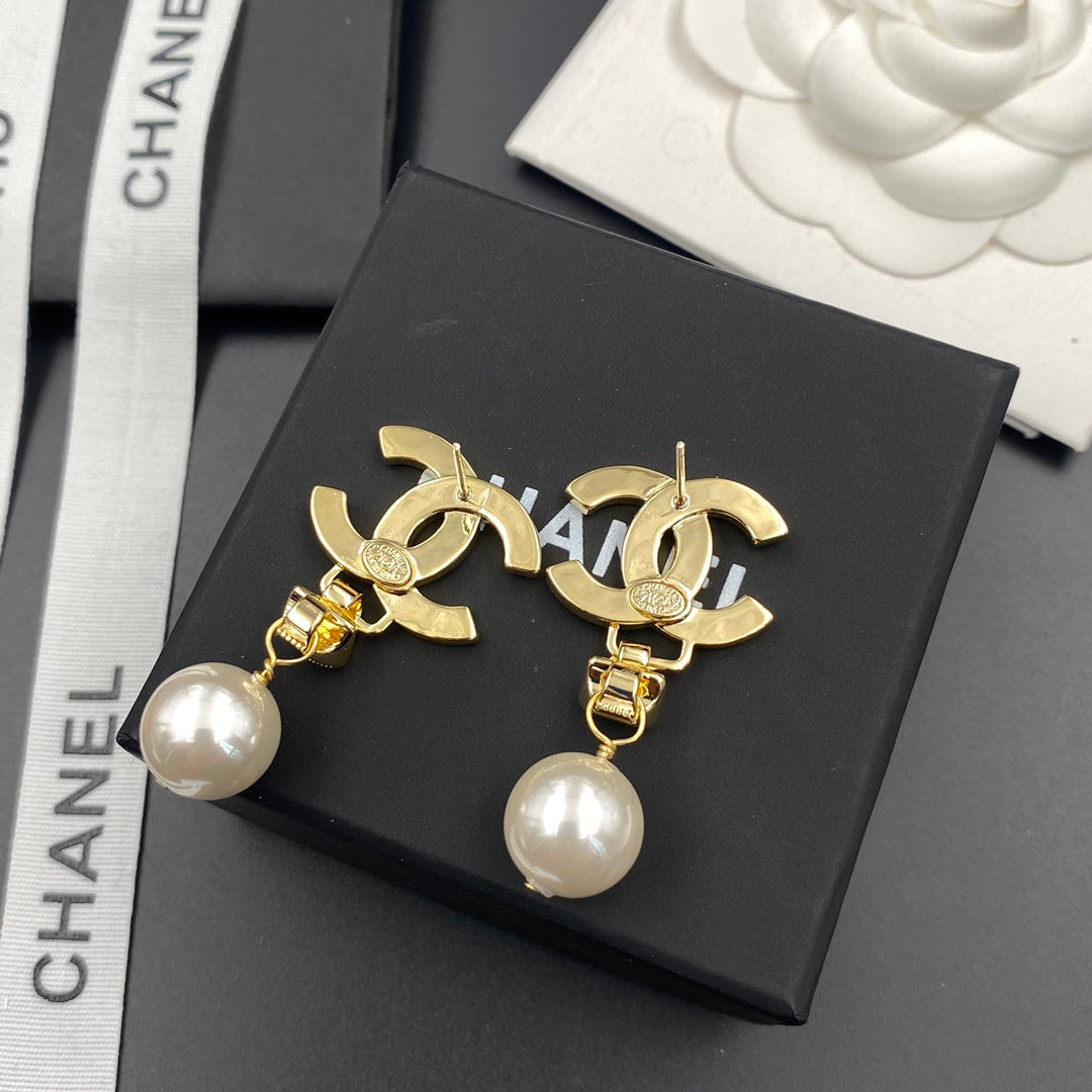 Elegantes pendientes con colgante de perla y diamantes