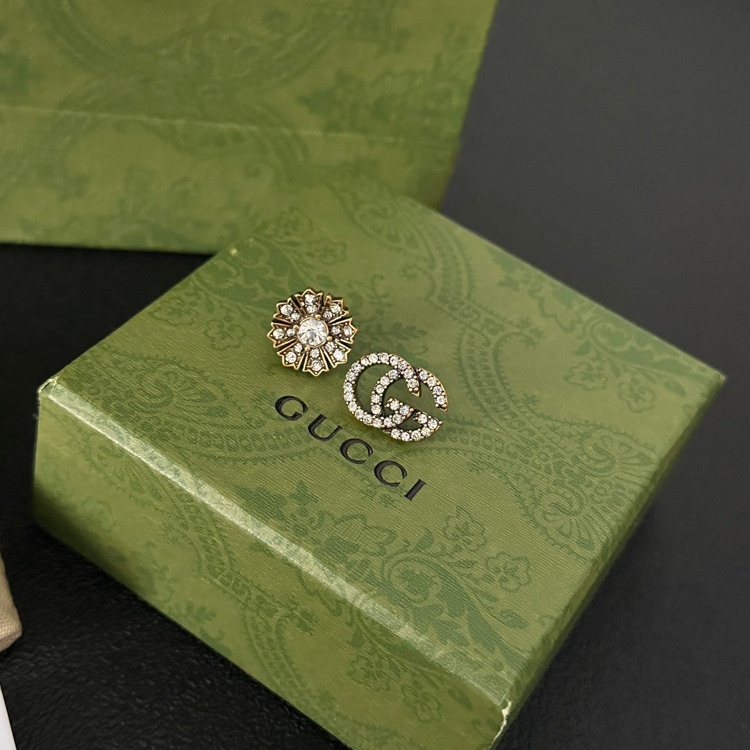 Pendientes con logotipo de diamante asimétrico
