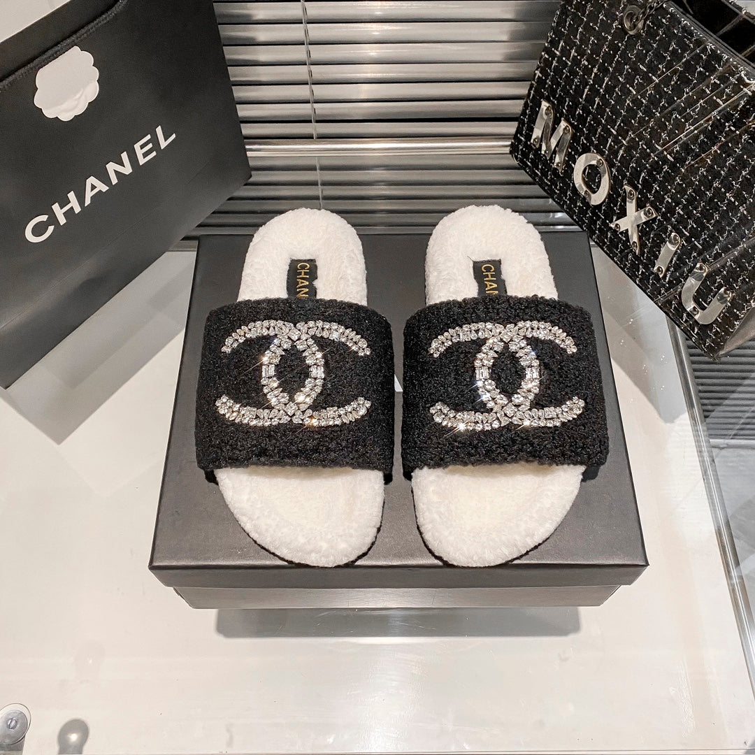 Pantuflas de piel sintética con logo de diamante