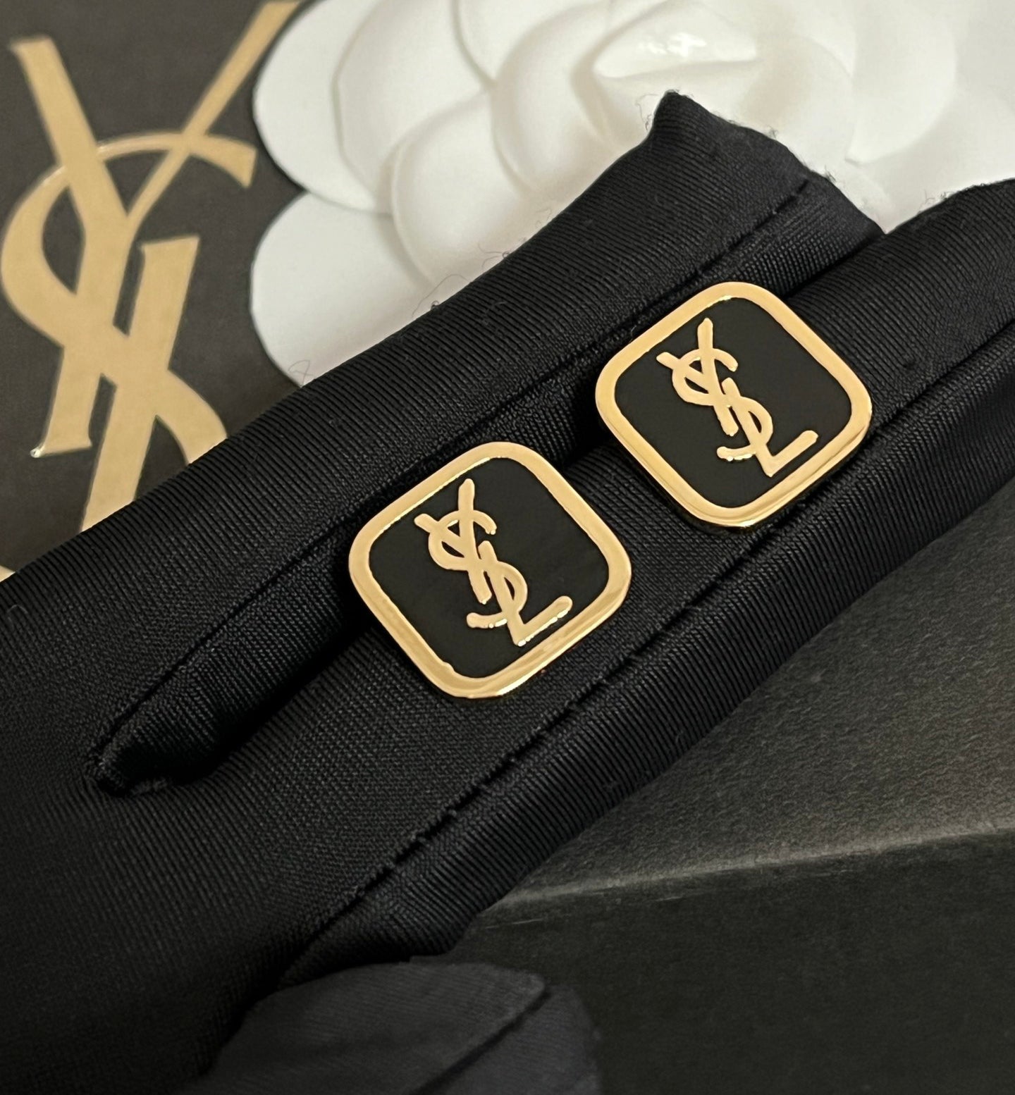 Elegantes aretes VZ sencillos