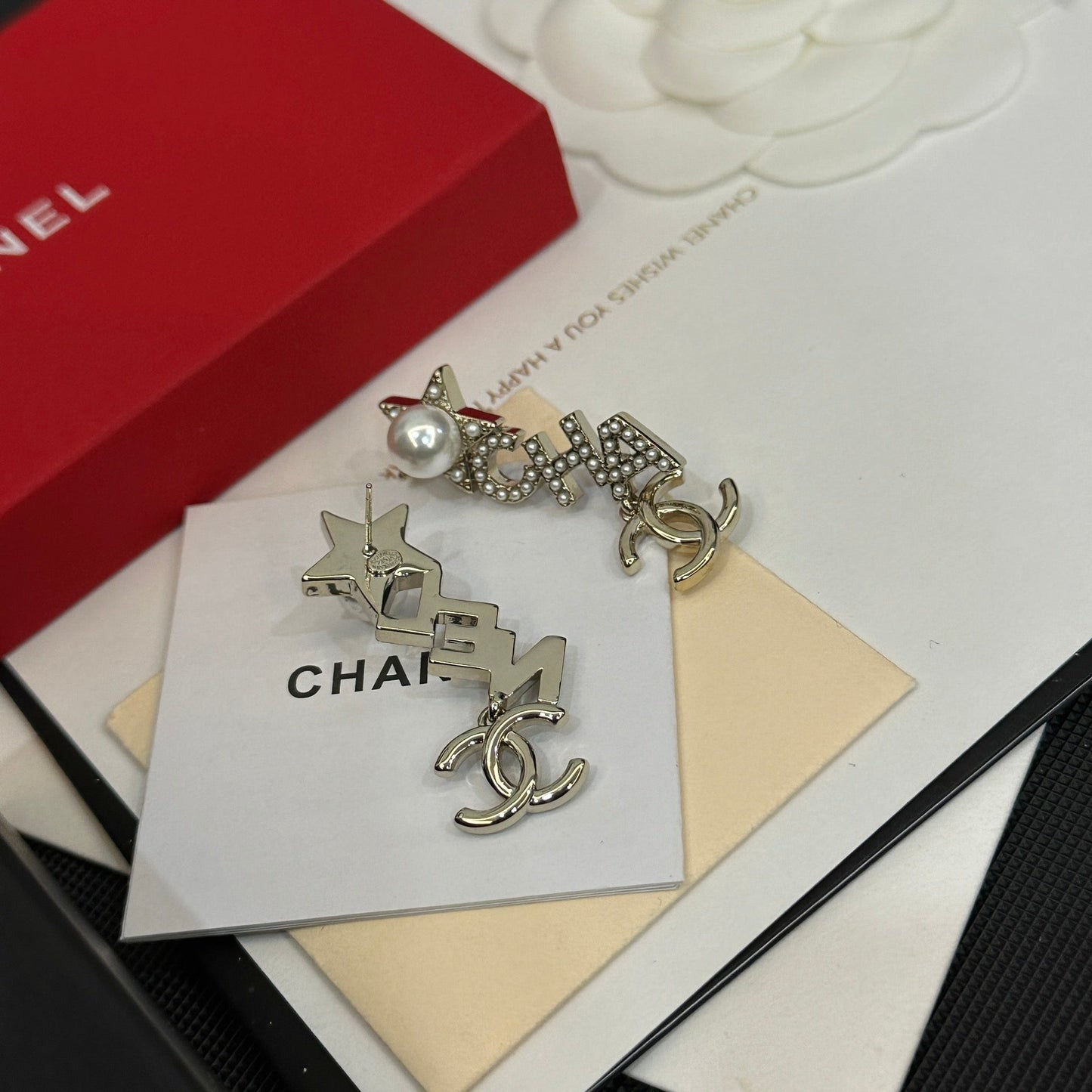 Pendientes de perlas con inicial elegante