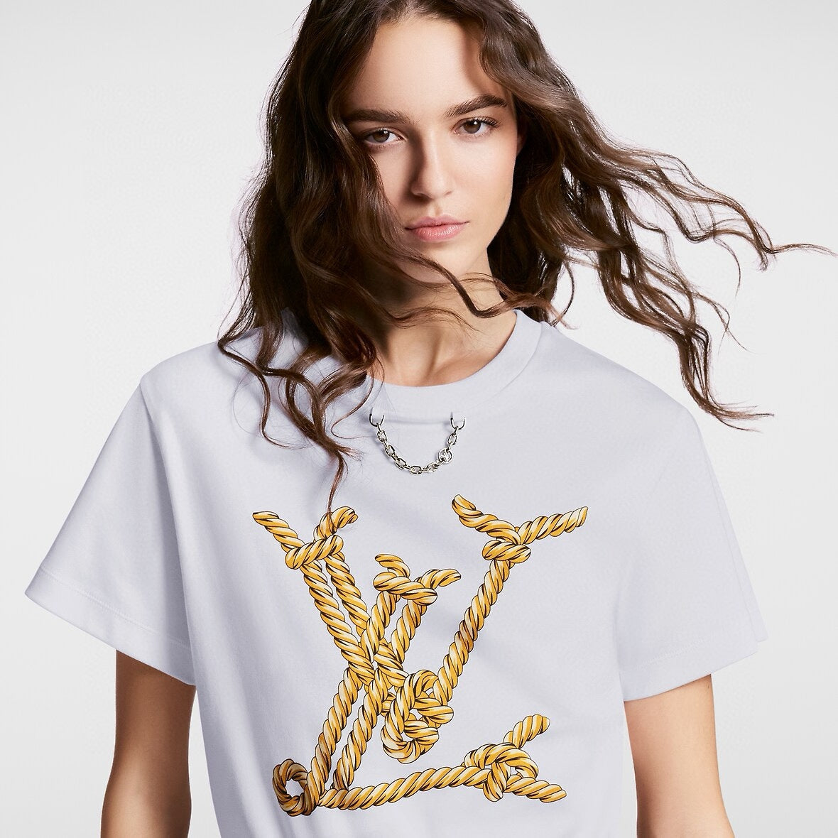 Camiseta de lujo con estampado de letras en cadena