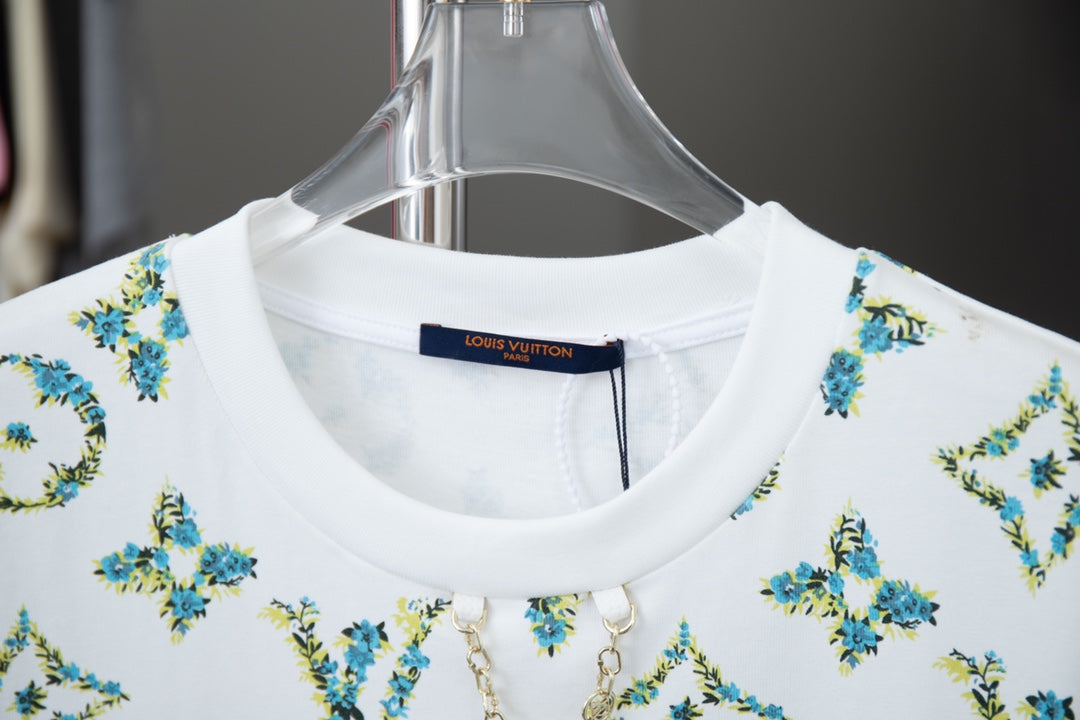 Camiseta verde con estampado floral