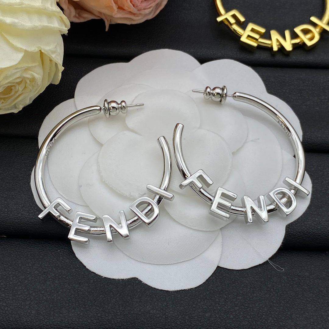 Pendientes de aro metálicos con letras de moda