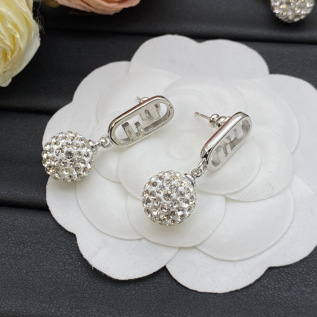 Pendientes metálicos con colgante de bola de cristal