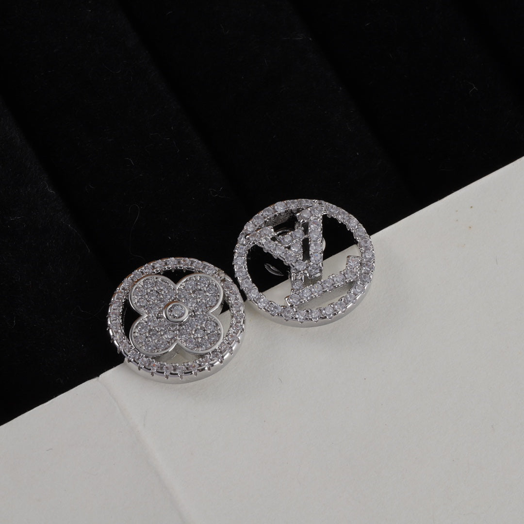 Pendientes de botón asimétricos con logotipo de diamantes de imitación