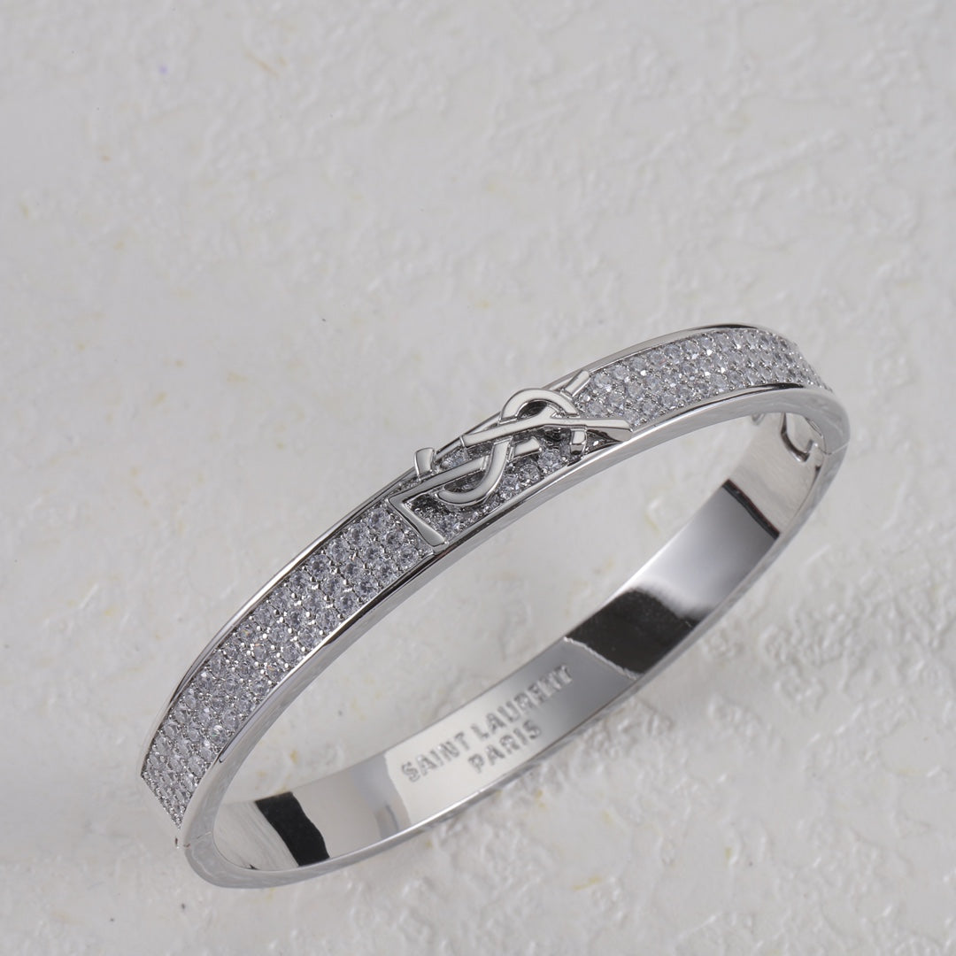 Brazalete metálico con logo de diamante