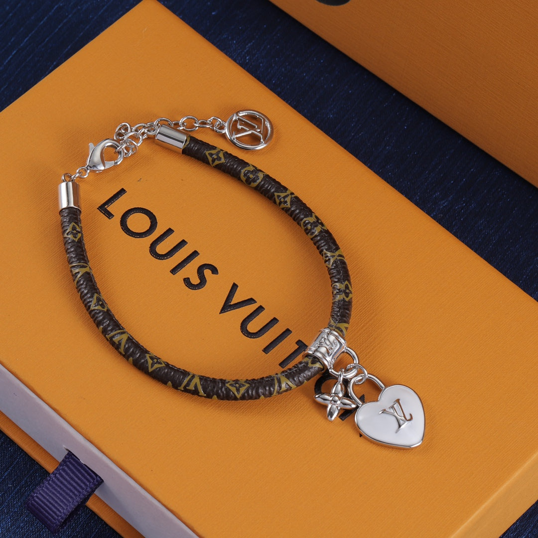 Pulsera de cuero con candado en forma de corazón