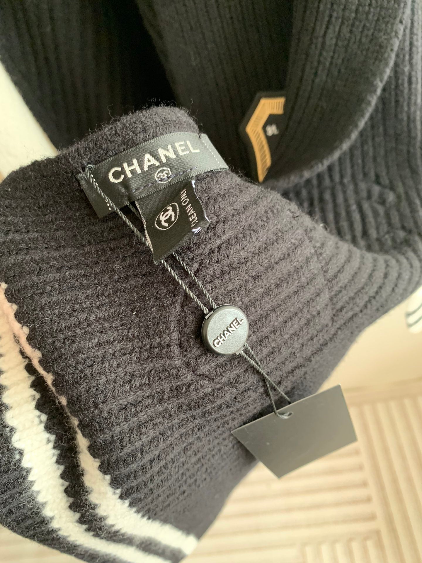 Bufanda de punto con bordado de insignia estilo Preppy