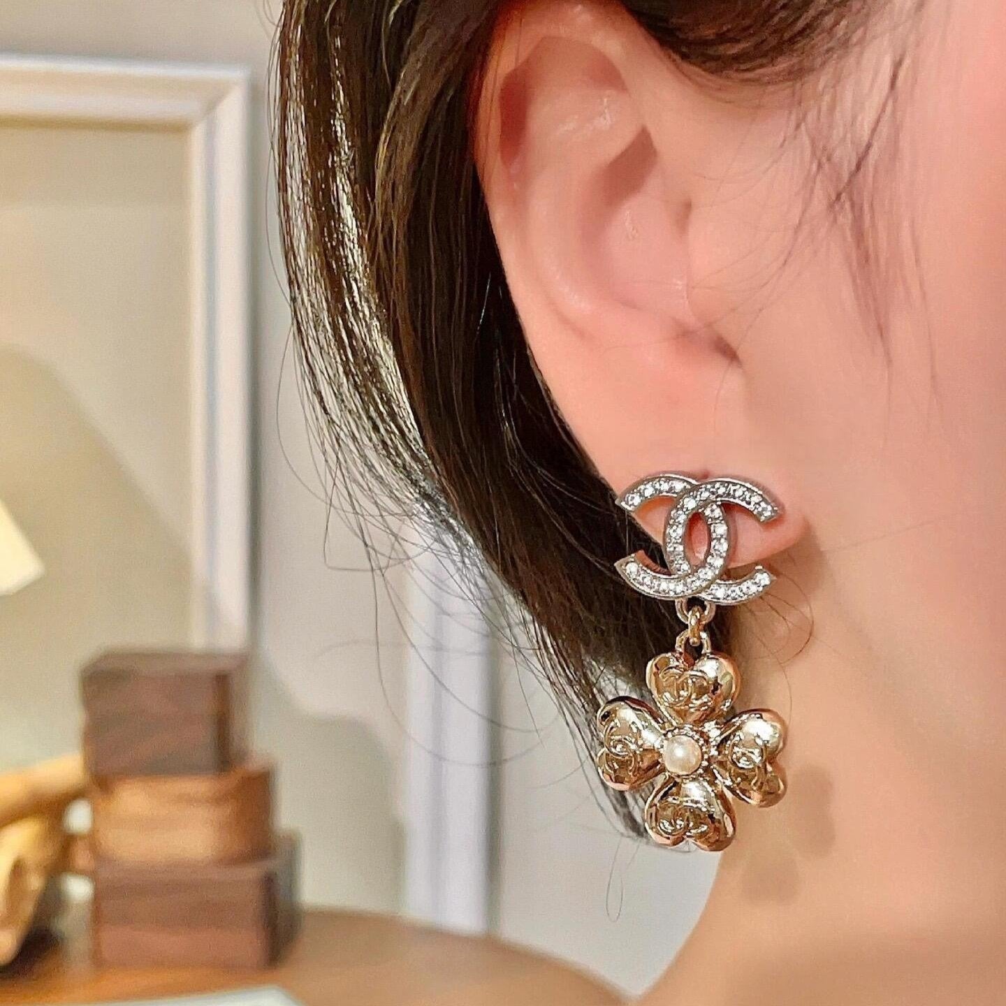 Pendientes con logo elegante floral colgante