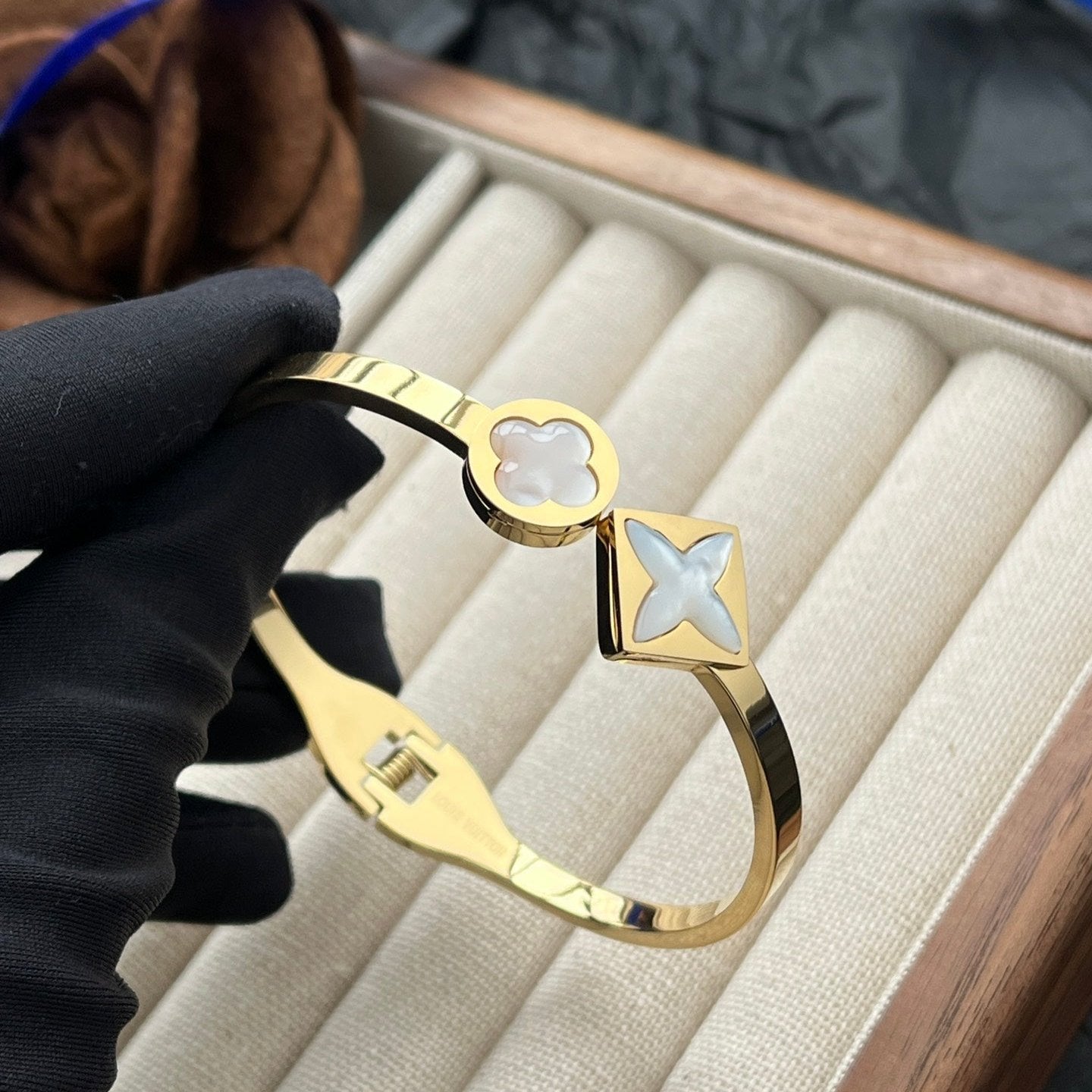 Brazalete floral de nácar