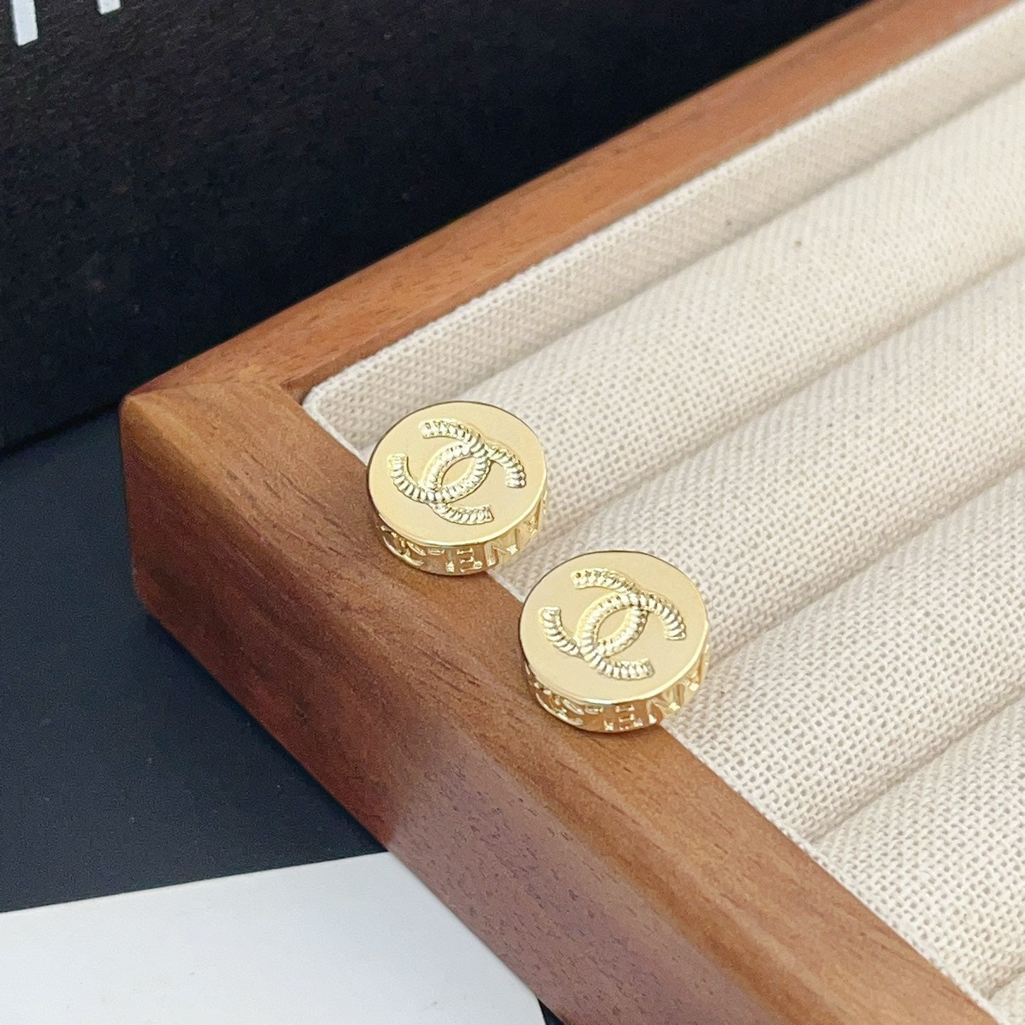 Pendientes de botón redondos pequeños con relieve dorado