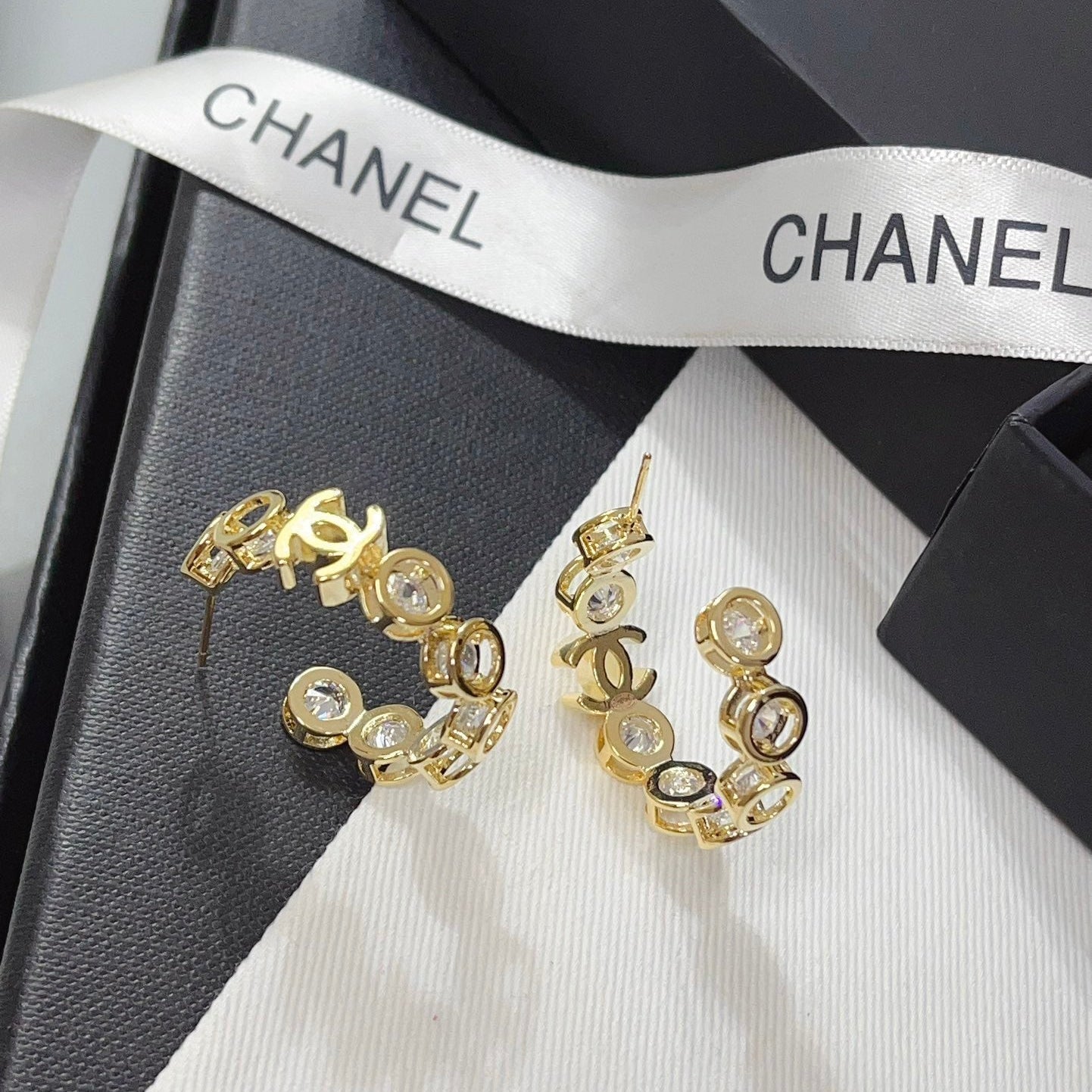 Pendientes de aro elegantes con diamantes