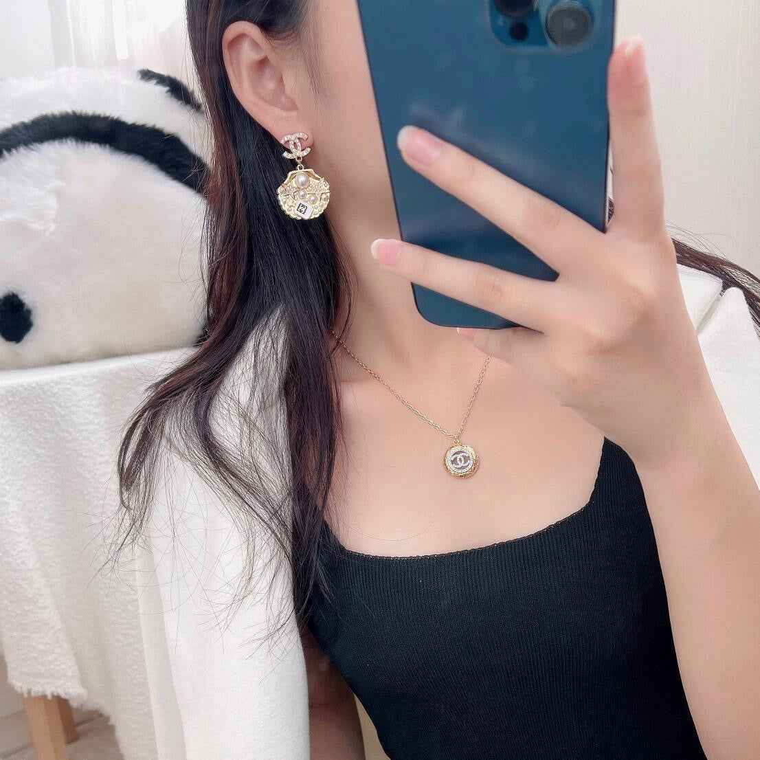 Pendientes elegantes de perlas de concha