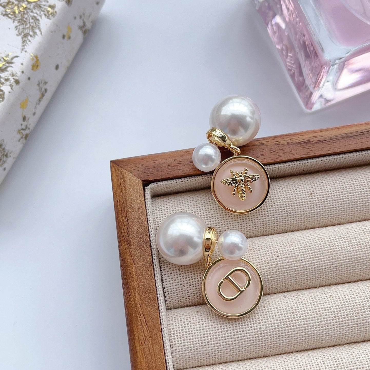 Pendientes Asimétricos de Abeja y Perla