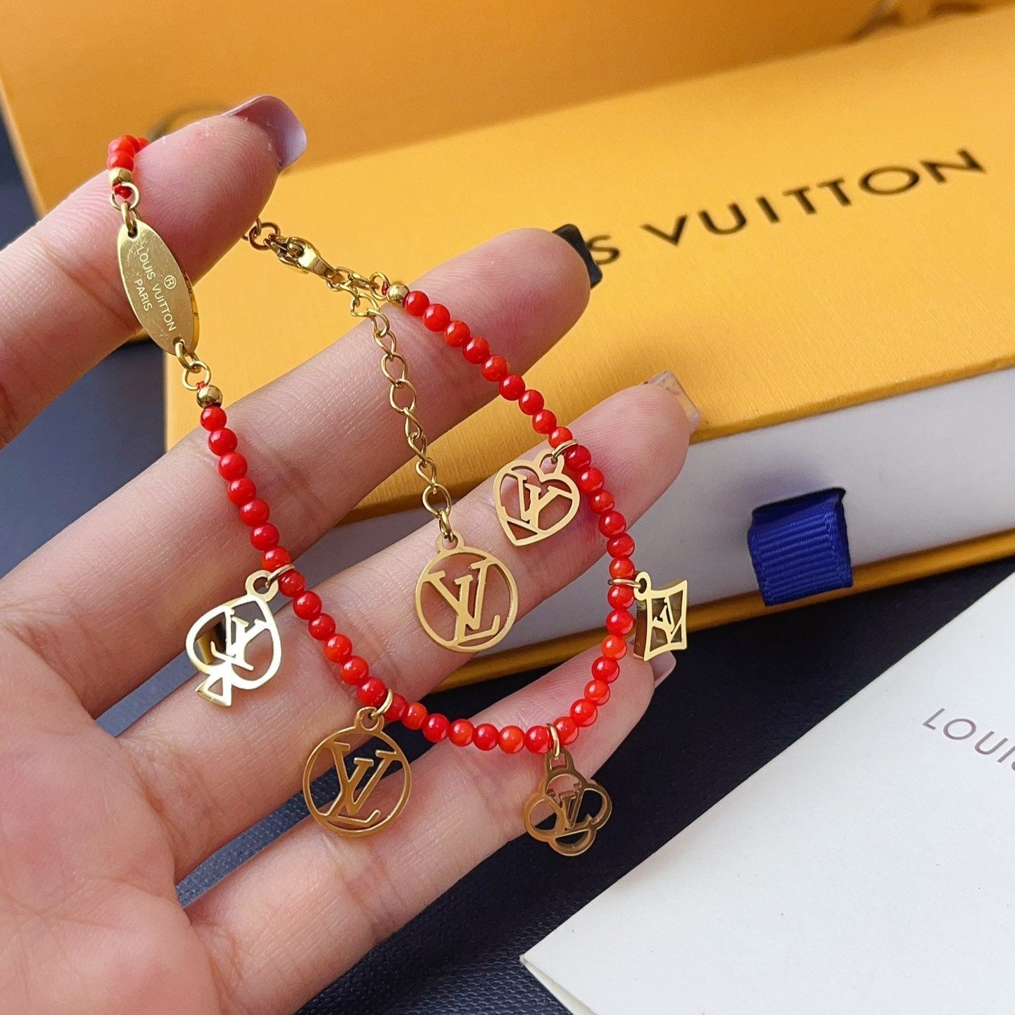 Pulsera roja con dijes Game On