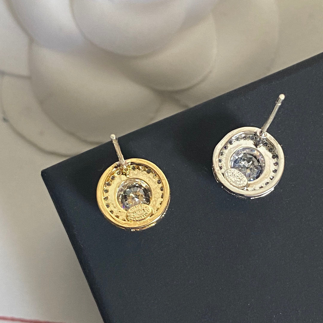 Pendientes de botón redondos pequeños con logotipo de diamante