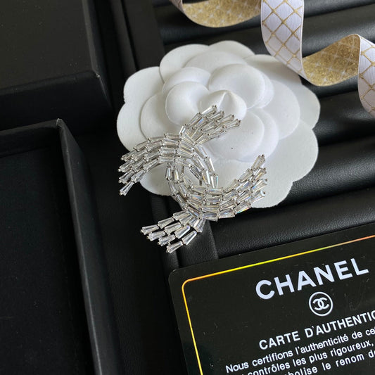 Broche Logo en Cristal Scintillant