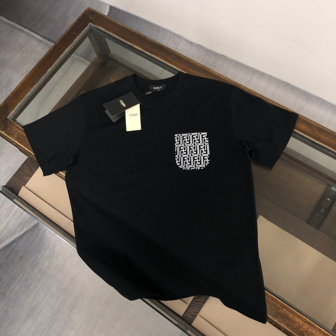 Camiseta con bolsillo estampado