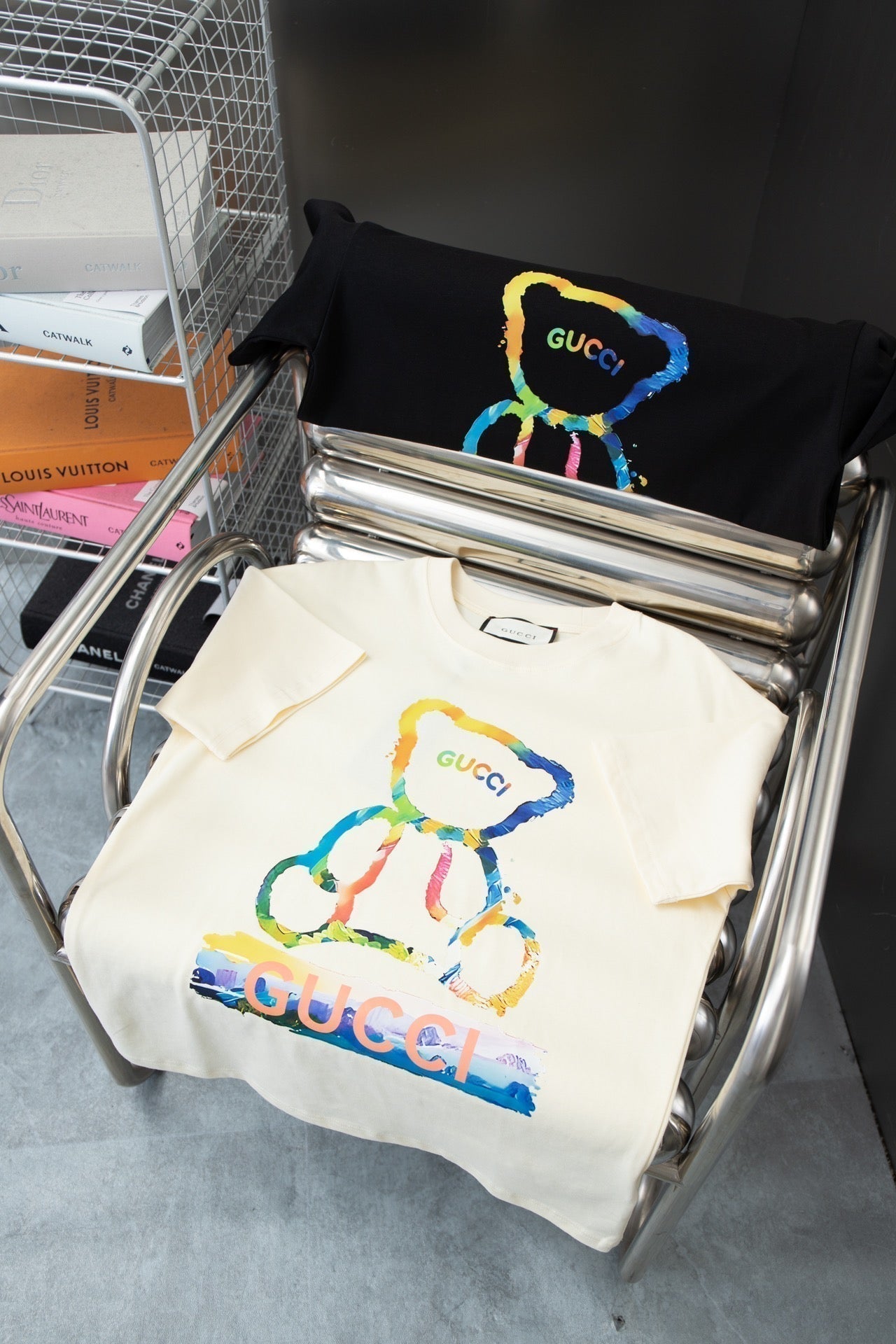 Camiseta con estampado de oso arcoíris
