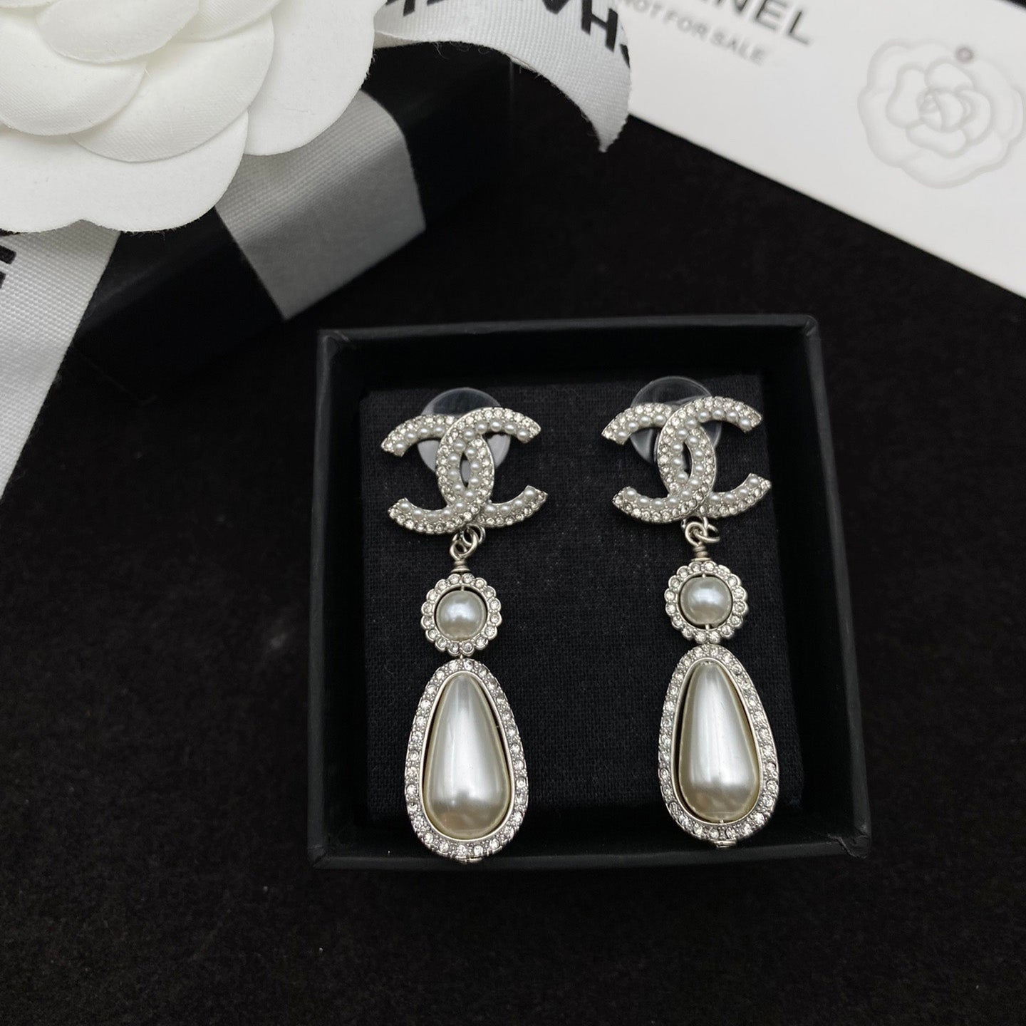 Elegantes pendientes de perlas con diamantes