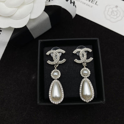Elegantes pendientes de perlas con diamantes