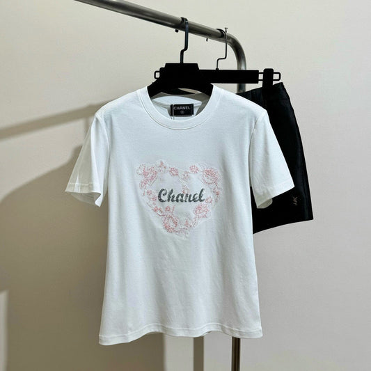T-shirt brodé de sequins en forme de cœur