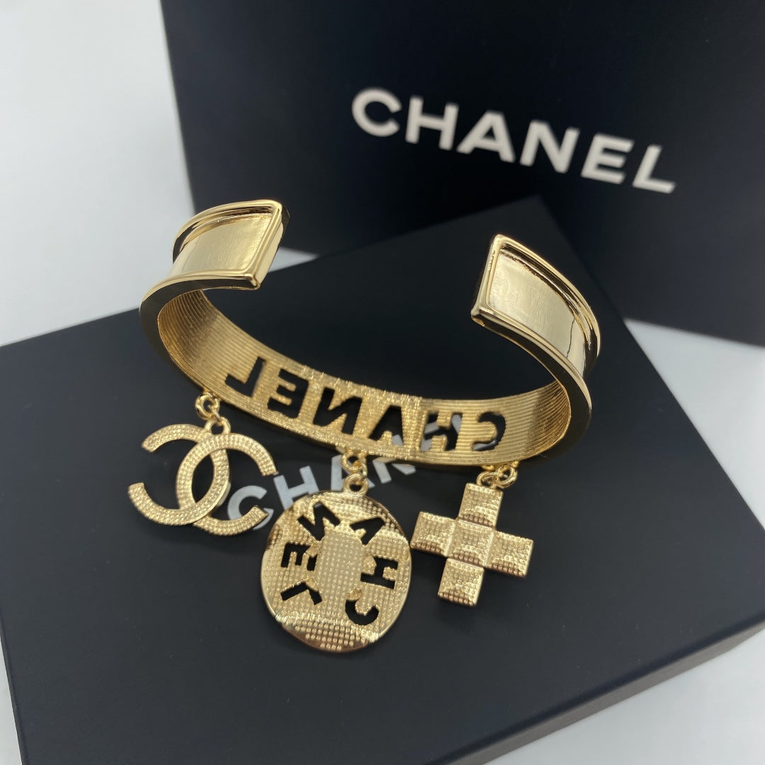 Brazalete abierto con colgante
