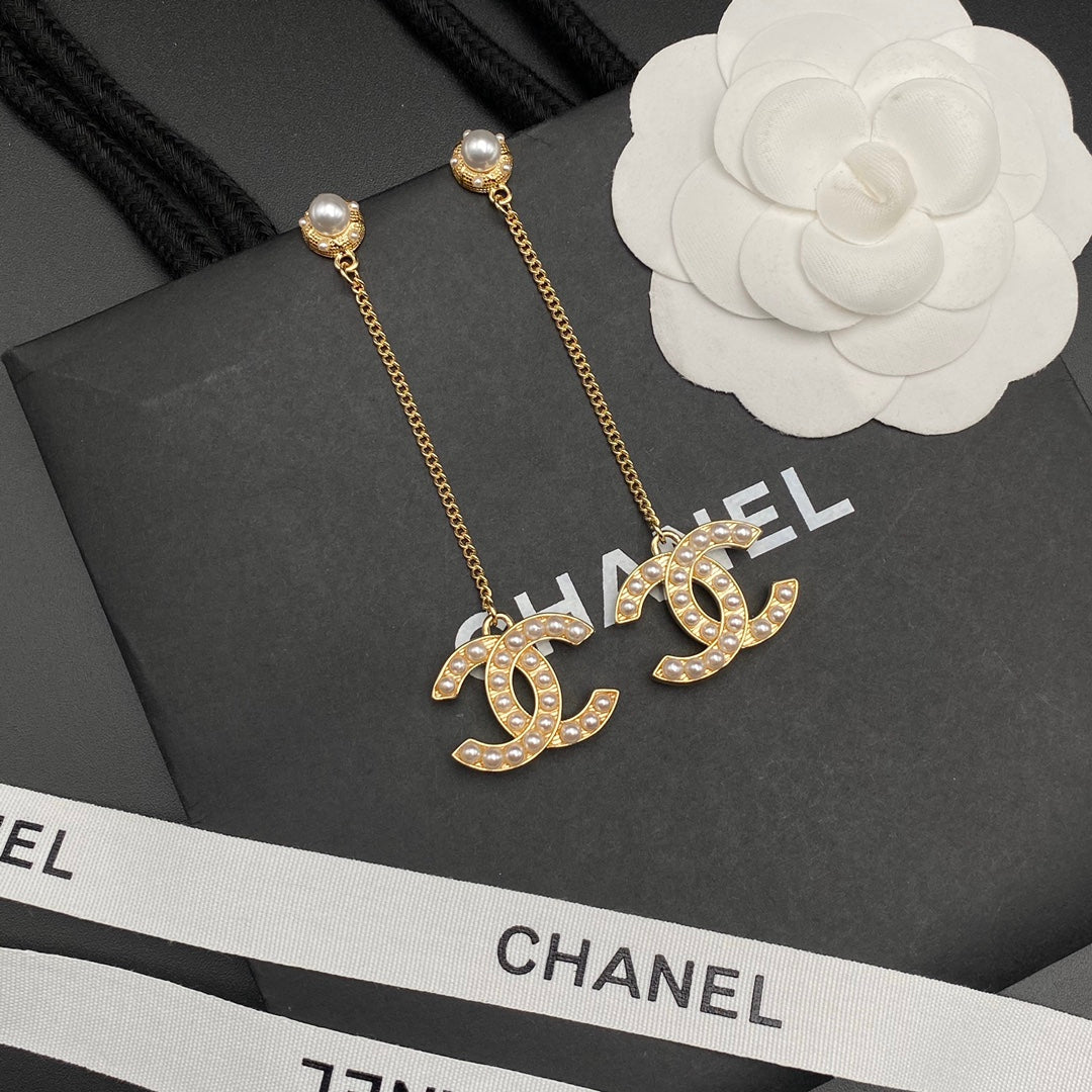 Pendientes de cadena con colgante de letras de perlas