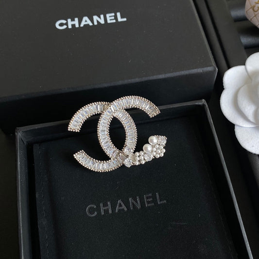 Broche piquée de perles et de diamants