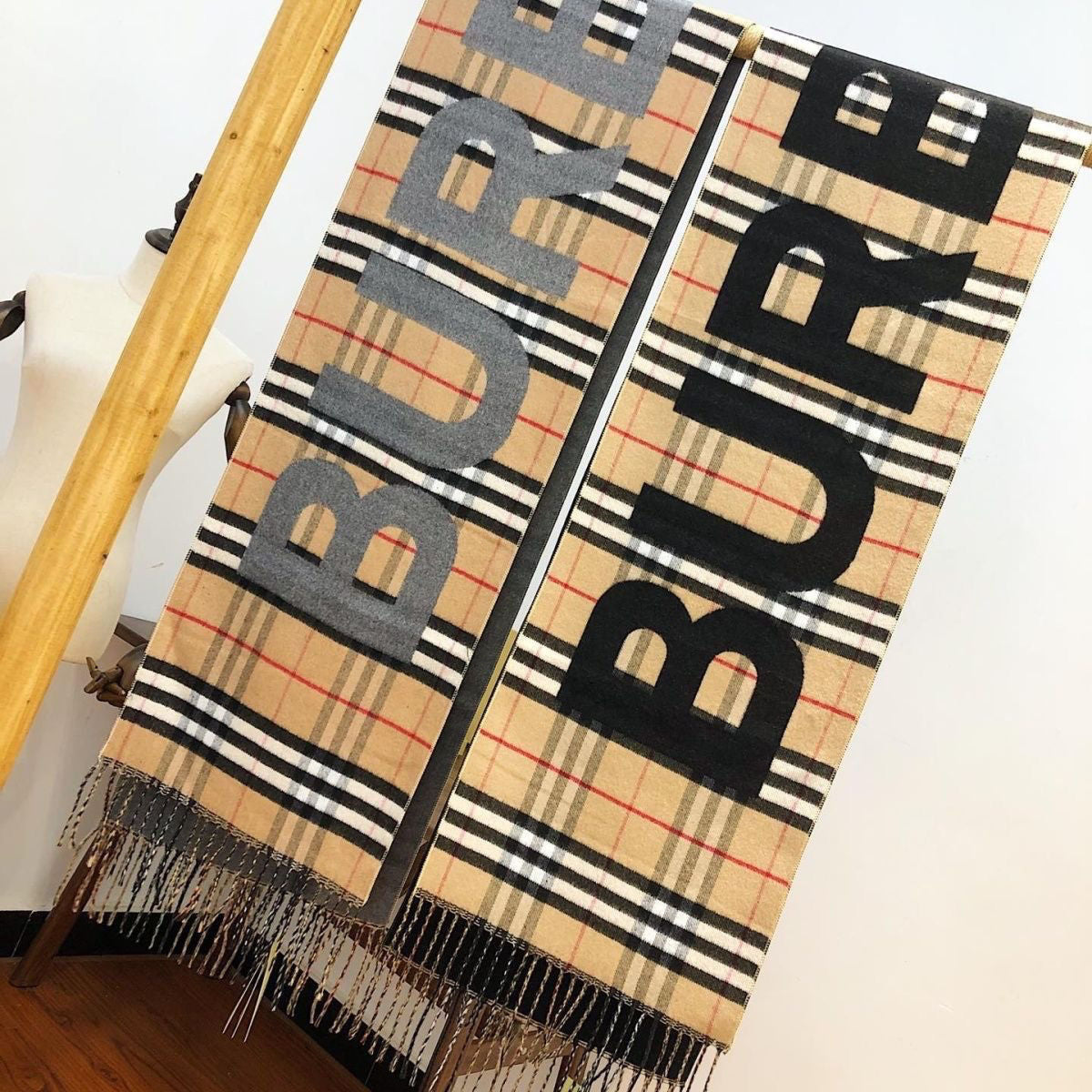 Bufanda de Cachemira Estampada con Letras Retro