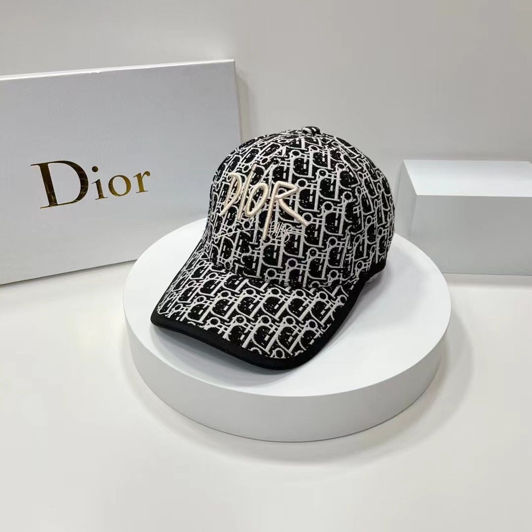 Gorra de béisbol bordada con la letra D