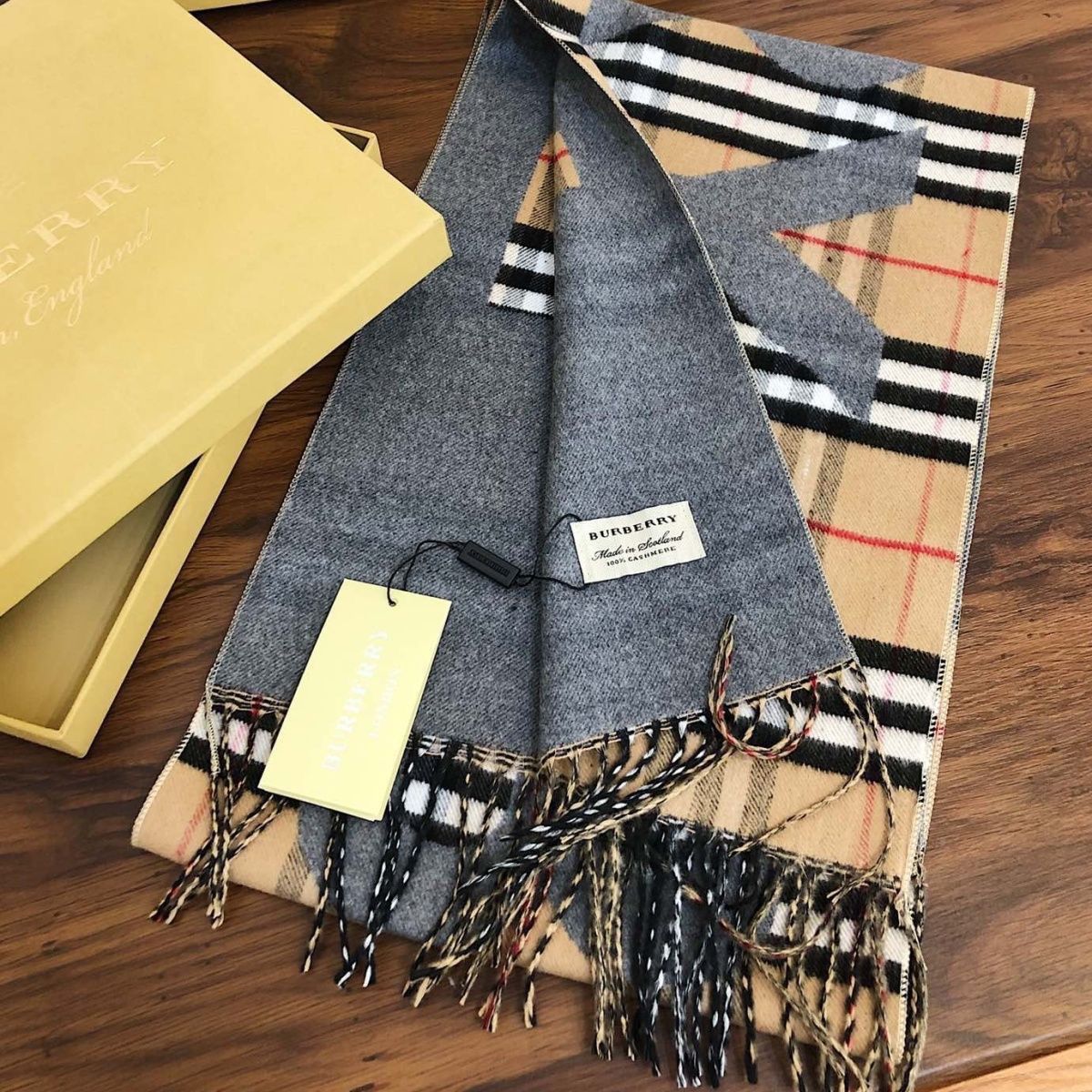Bufanda de Cachemira Estampada con Letras Retro