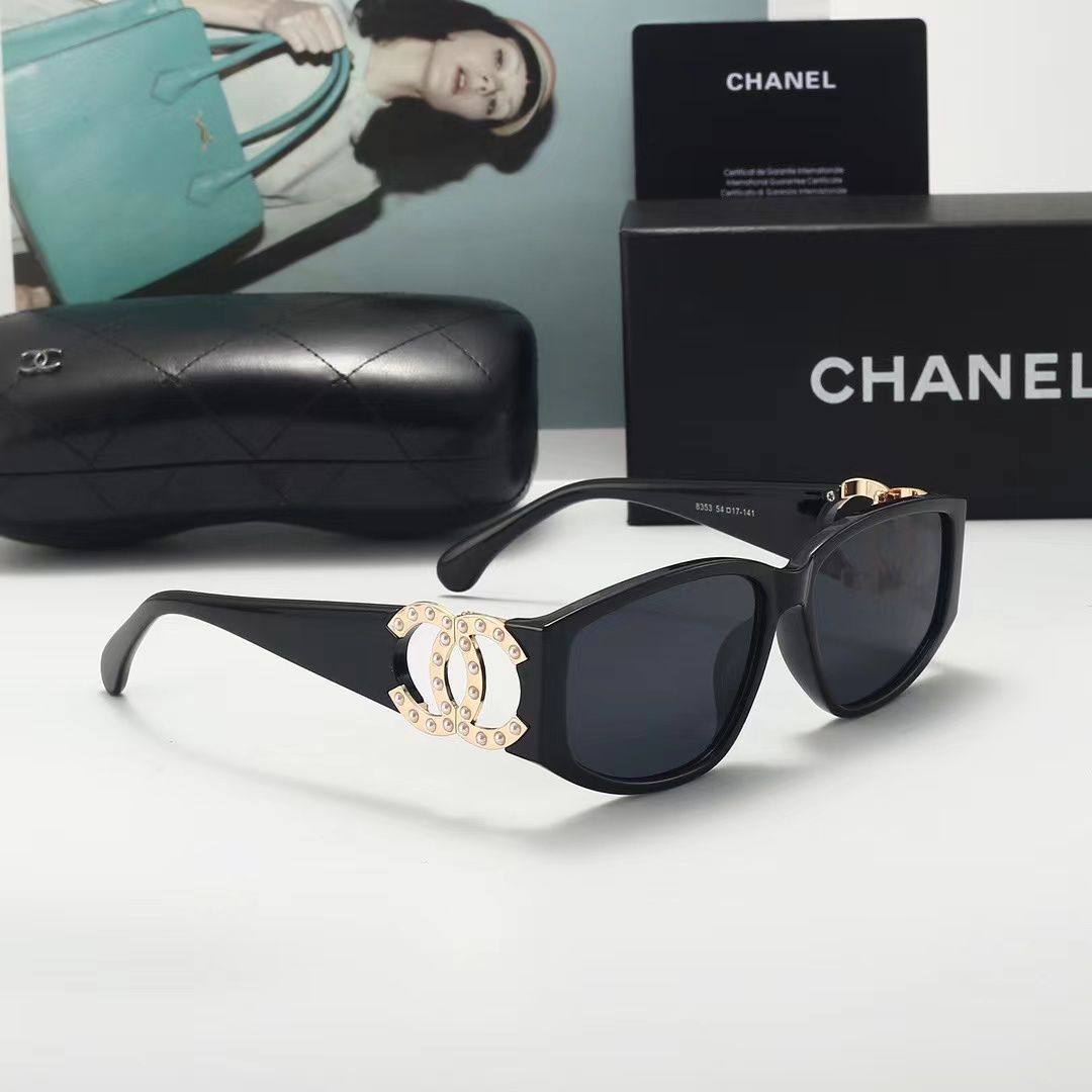 Gafas de sol de mujer con logo metálico de perlas