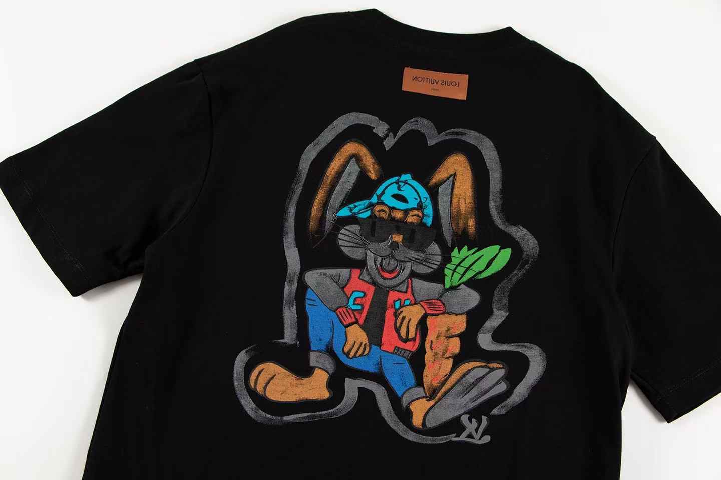 Camiseta con estampado artístico