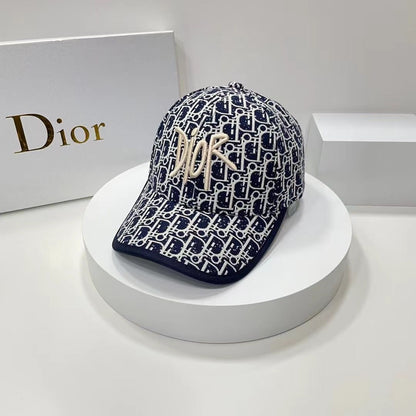 Gorra de béisbol bordada con la letra D