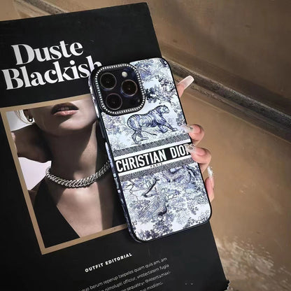 Estuche de cuero con incrustaciones de pedrería de lujo
