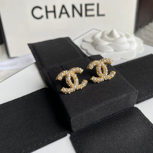 Boucles d'oreilles clous uniques en perles irrégulières