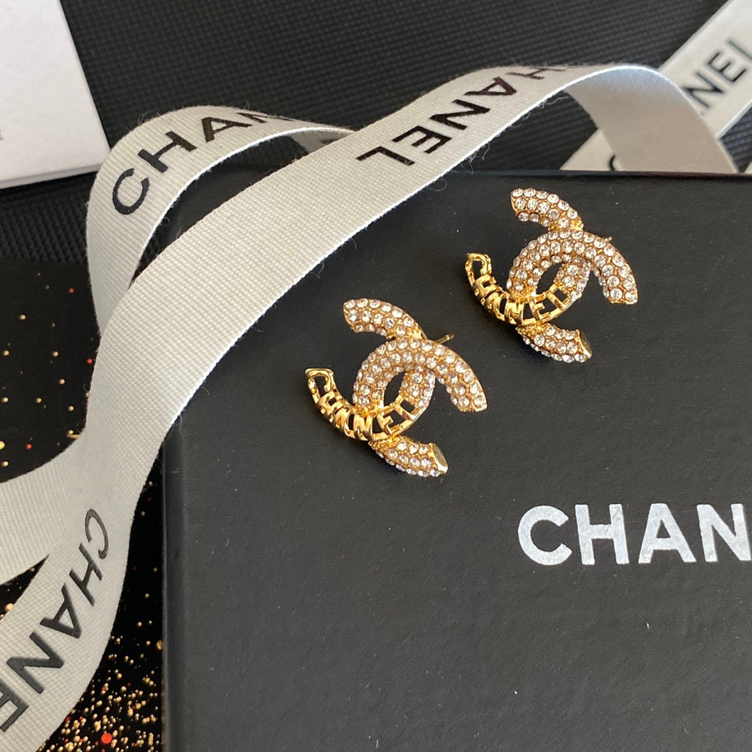 Pendientes de botón con diamante y calados de moda