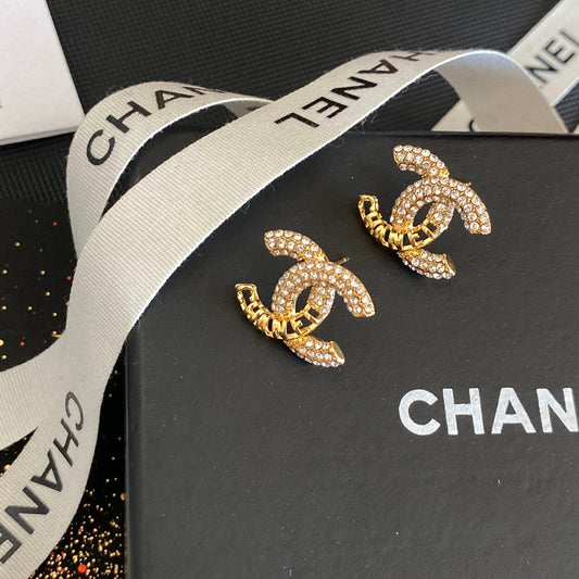 Boucles d'oreilles clous en diamant motif ajouré