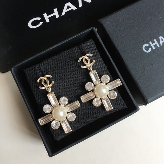 Boucles d'oreilles perles et diamants carrés de tempérament