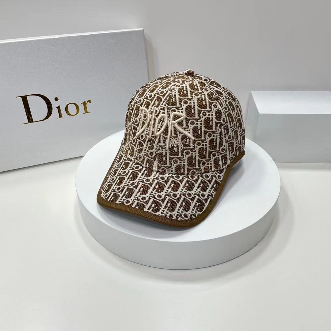 Gorra de béisbol bordada con la letra D