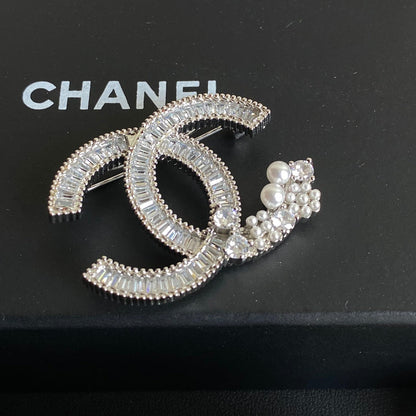 Broche de costura de perlas y diamantes