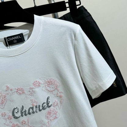 T-shirt brodé de sequins en forme de cœur