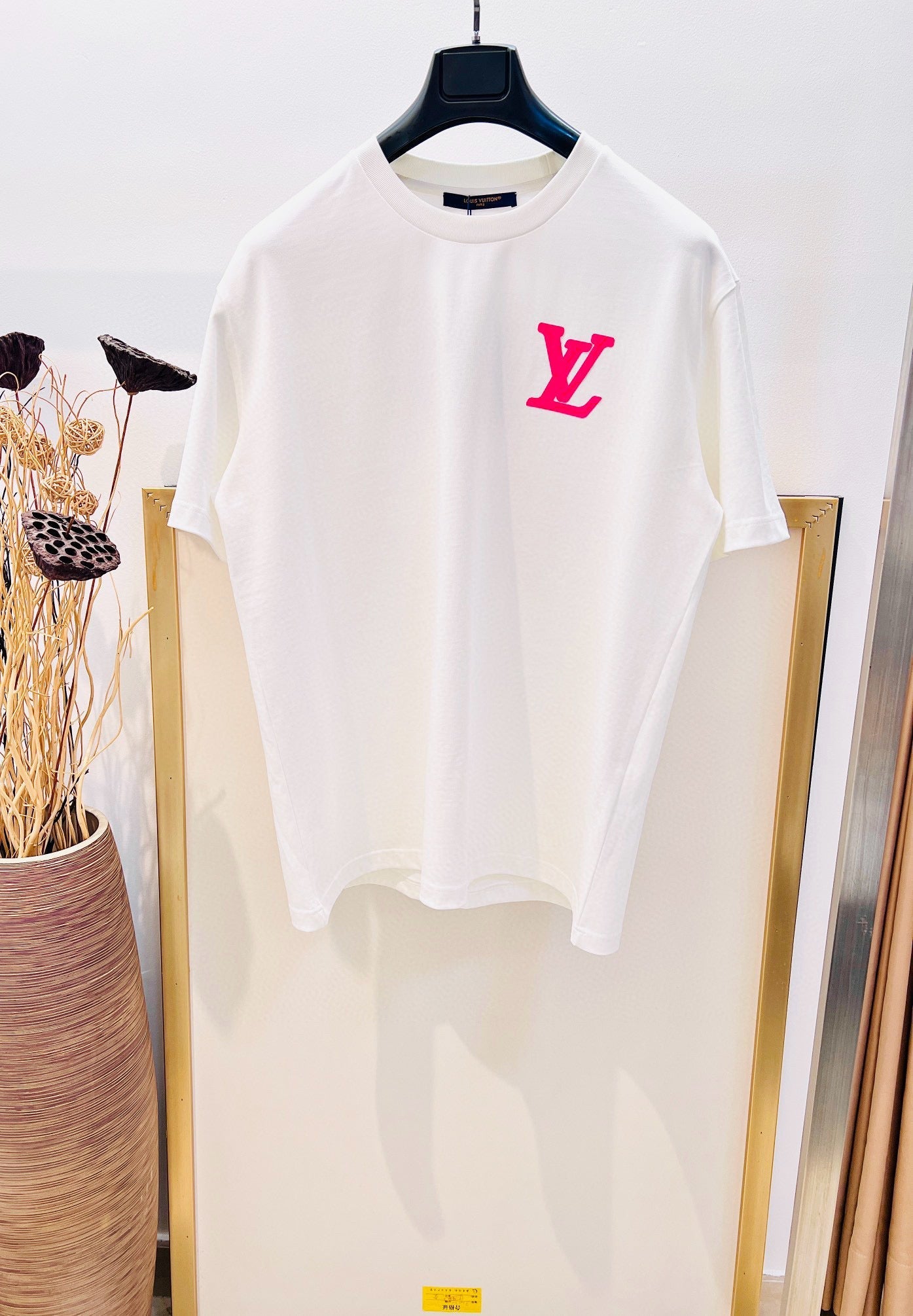 Camiseta con bordado clásico renovado