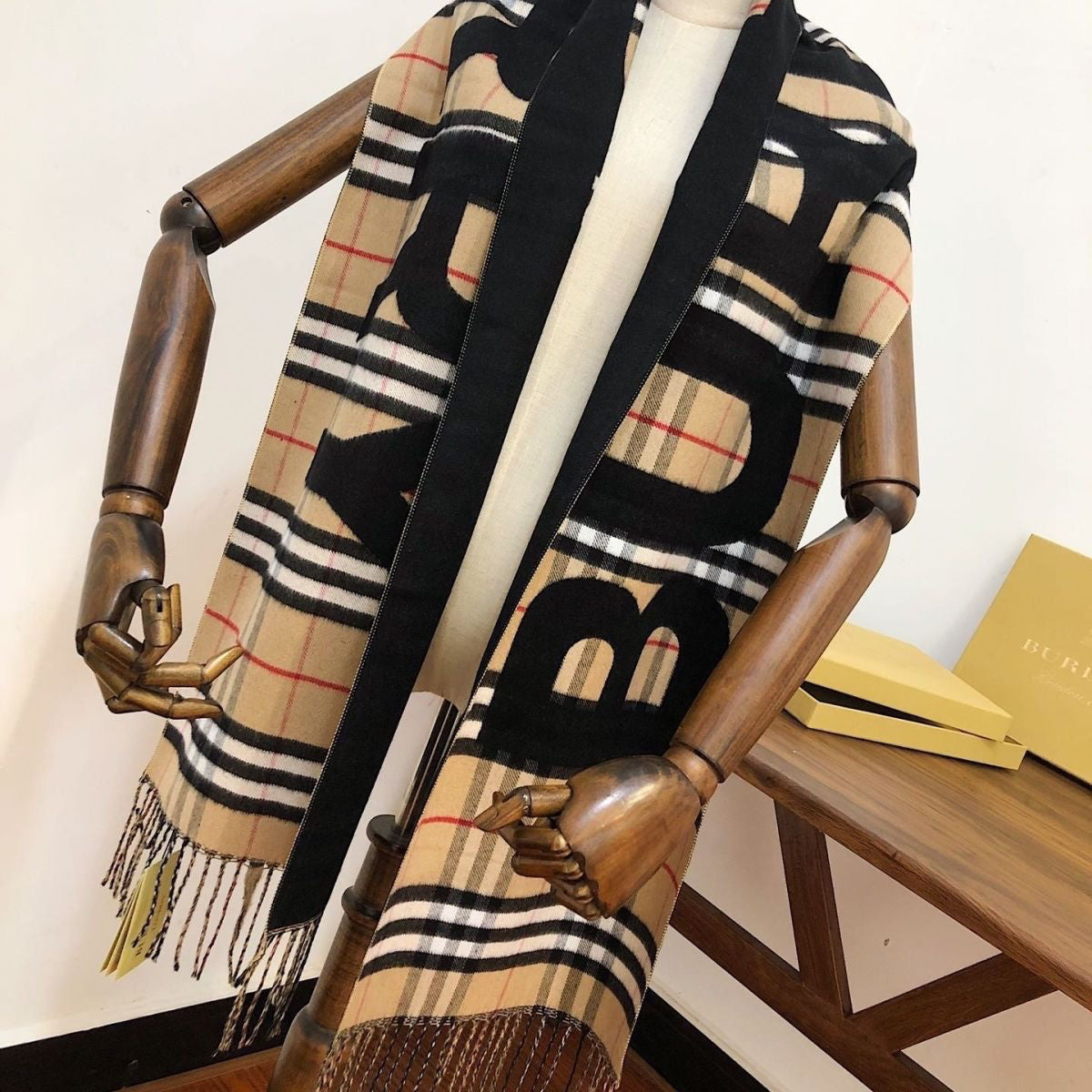 Bufanda de Cachemira Estampada con Letras Retro